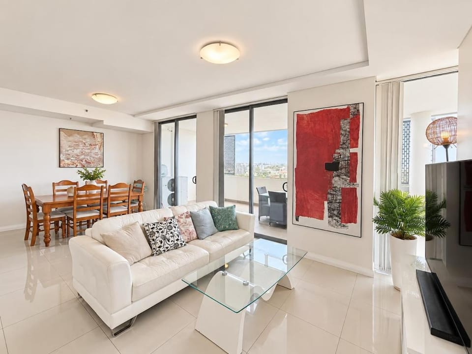 Spacious, modern apartment in an ideal location for airport, CBD, business and leisure travel, with 2 free parking spots Apartment in Mascot