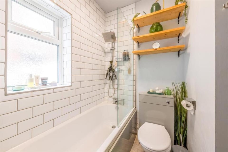 Stylish 1BDR Hove Home with Private Patio Apartment in Hove
