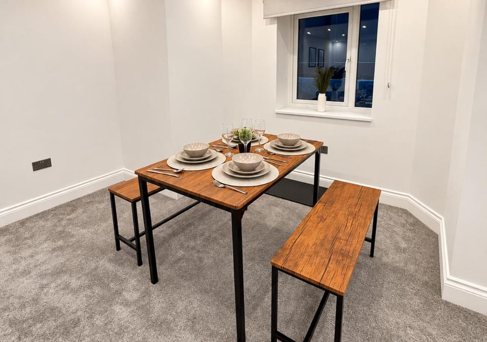Windermere Lake District Retreat Sleeps 5, 2 Bedrooms, 2 Bathrooms & Free Nearby Parking, 1 Minute from Town Centre Apartment in Windermere