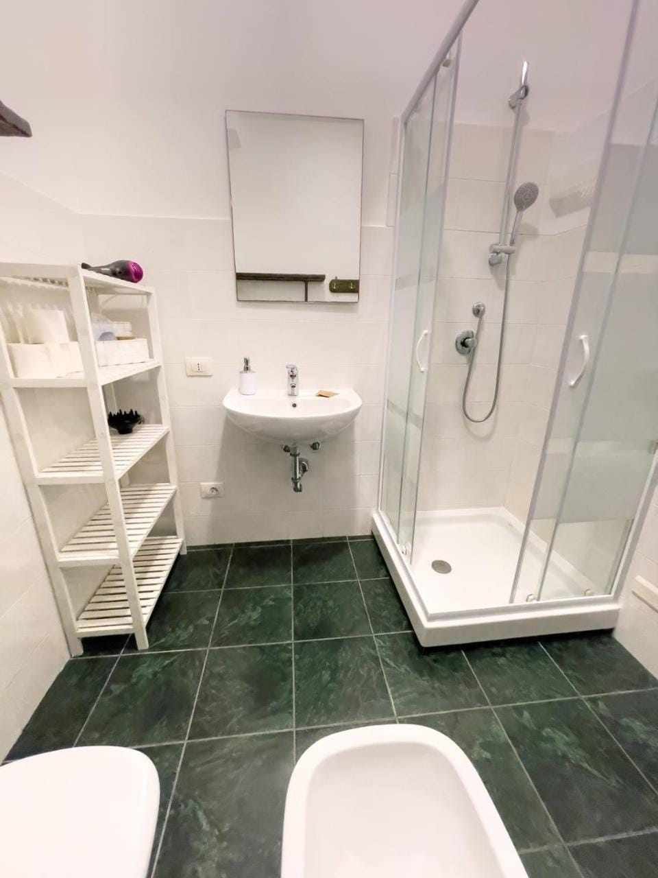 Shower, Toilet, Bathroom, bidet, towels