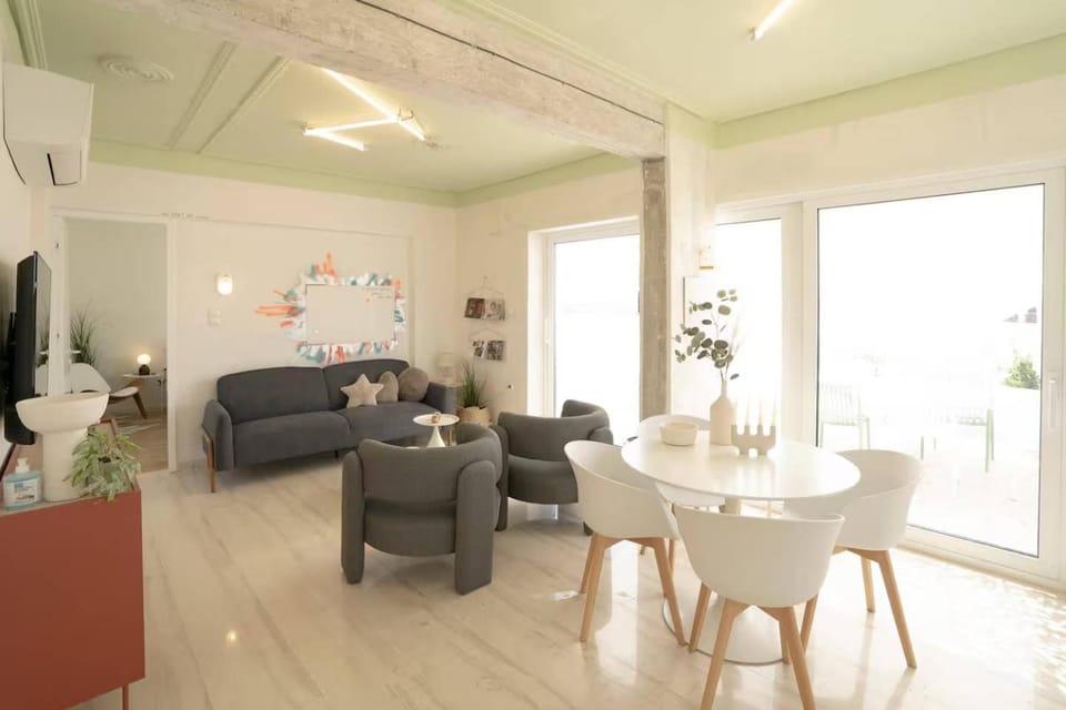 TV and multimedia, Living room, Seating area, Dining area, Dinner, air conditioner
