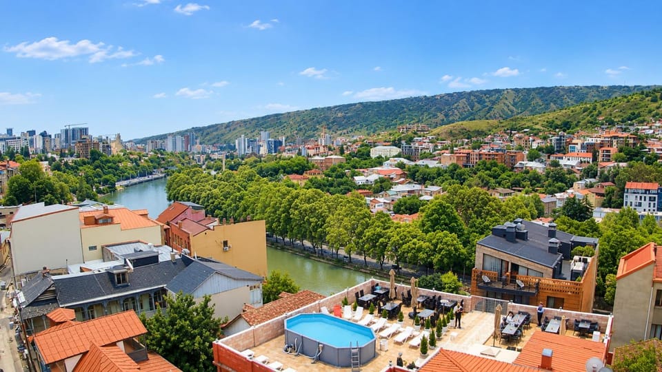 Property building, Nearby landmark, Day, Neighbourhood, Natural landscape, Bird's eye view, City view, Lake view, Mountain view, Pool view, River view, Street view, Swimming pool