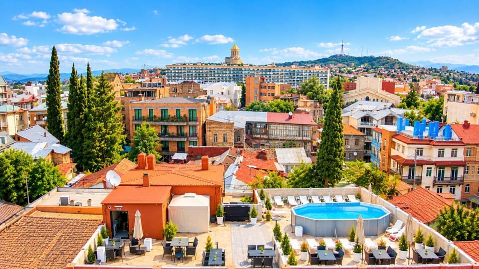 Property building, Nearby landmark, Day, Neighbourhood, Natural landscape, Bird's eye view, City view, Mountain view, Pool view, Street view, Swimming pool, Location, sunbed