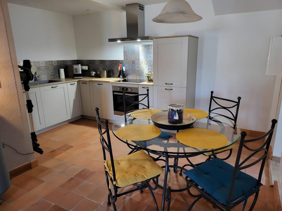 Property building, Kitchen or kitchenette, Living room