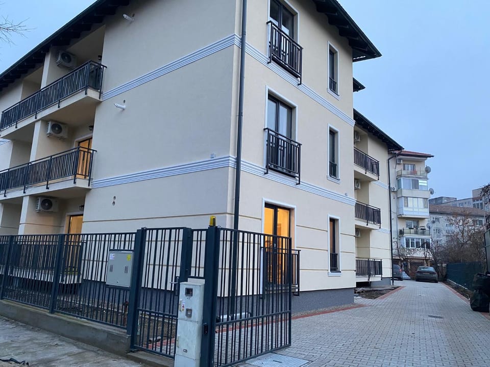 Property building, Day, Neighbourhood, Street view