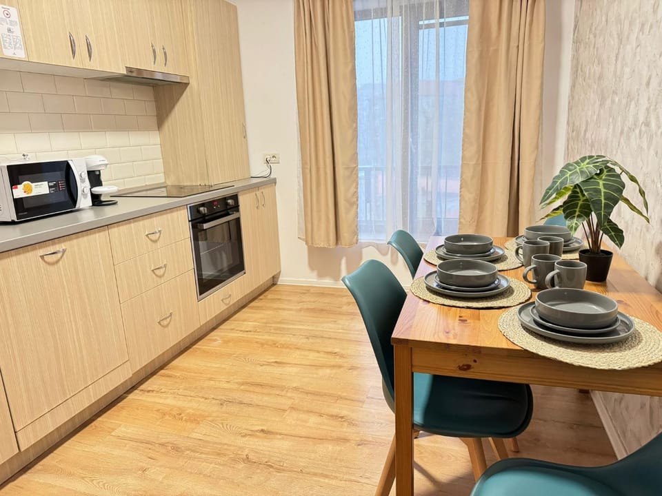 Coffee/tea facilities, Kitchen or kitchenette, Dining area, oven, stove