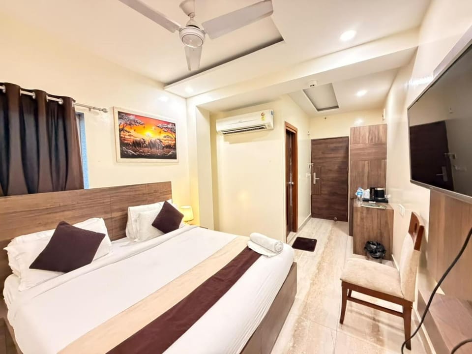 Communal lounge/ TV room, Bed, TV and multimedia, Photo of the whole room, Evening entertainment, Bedroom, fireplace, wardrobe, air conditioner