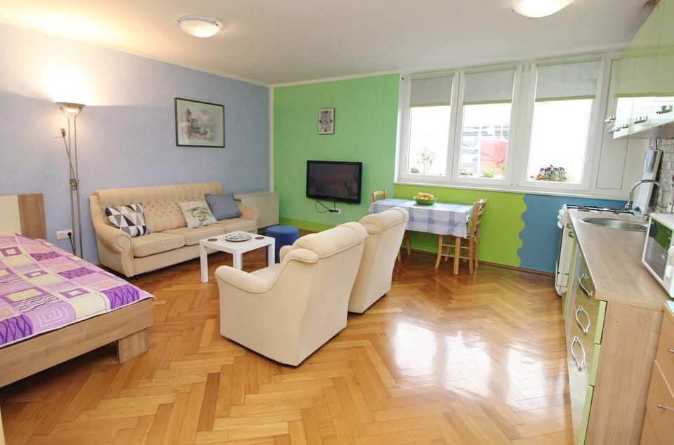 TV and multimedia, Seating area, Evening entertainment