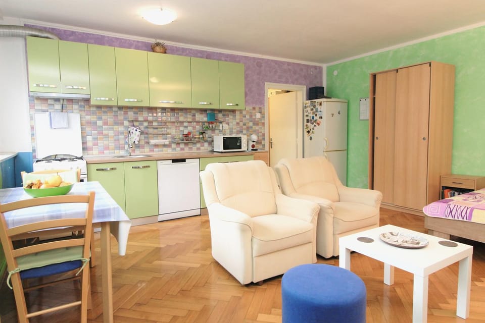 Kitchen or kitchenette, Living room, Seating area, Dining area