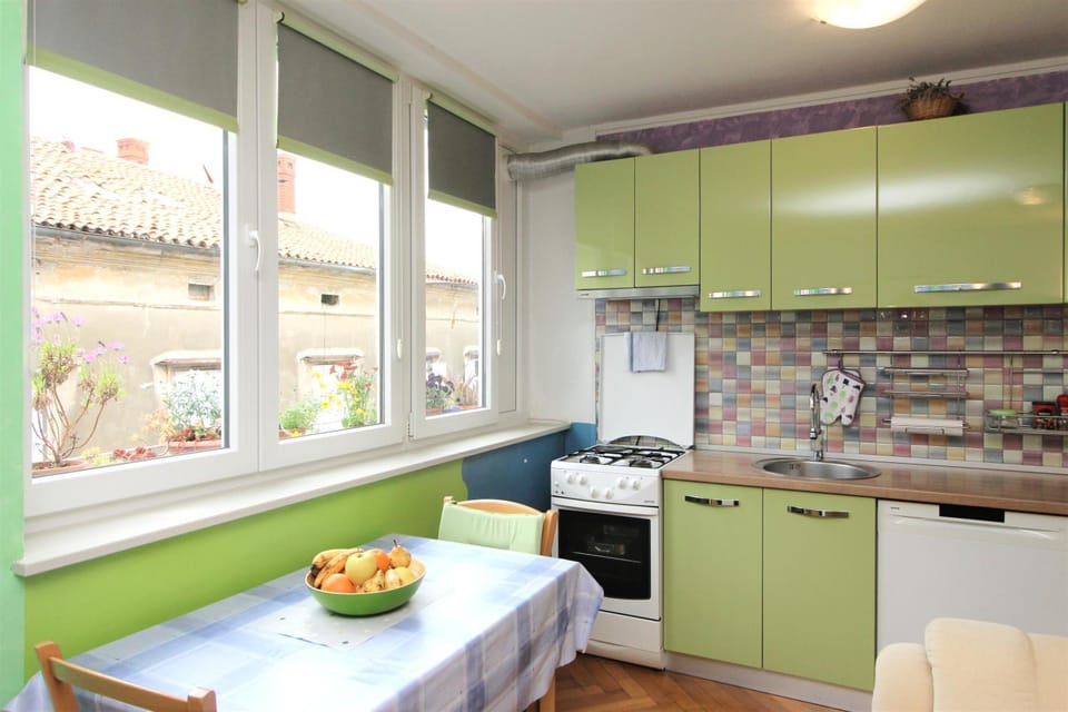 Kitchen or kitchenette, Dining area, dishwasher, minibar, stove, toaster