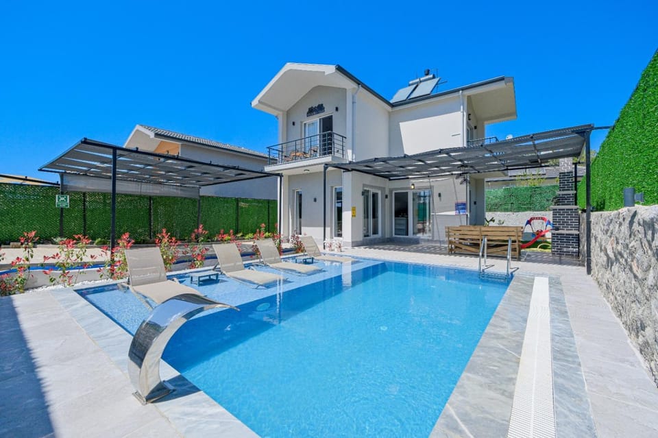 Property building, Patio, Day, Pool view, Swimming pool, sunbed