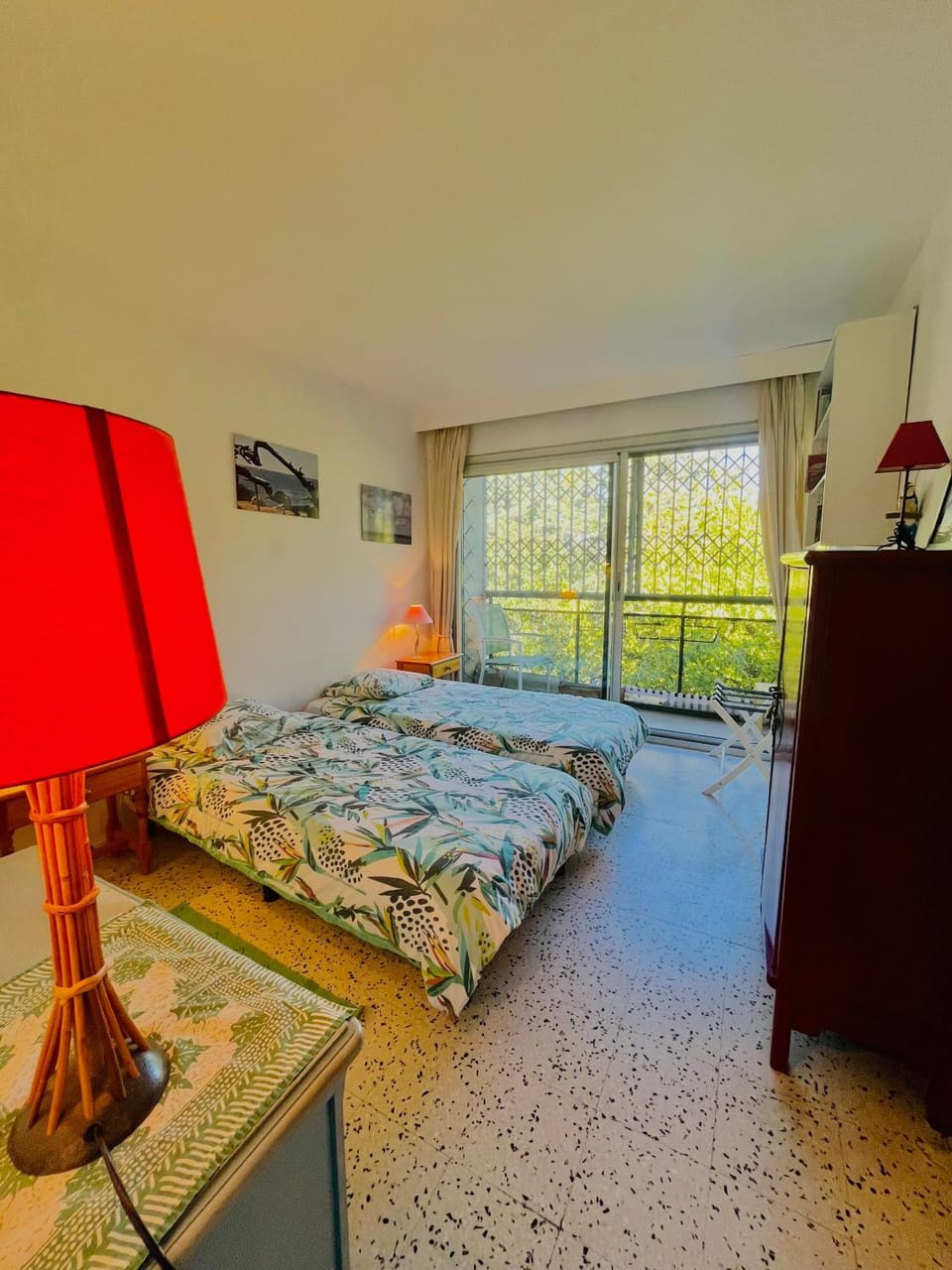 Photo of the whole room, Bedroom
