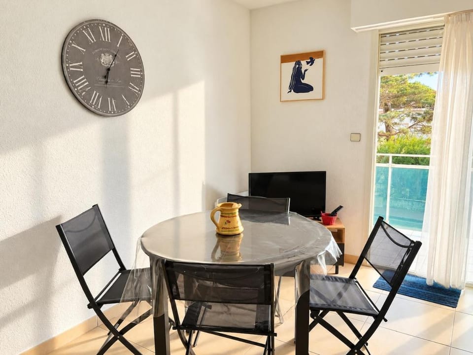 Communal lounge/ TV room, TV and multimedia, Living room, Dining area