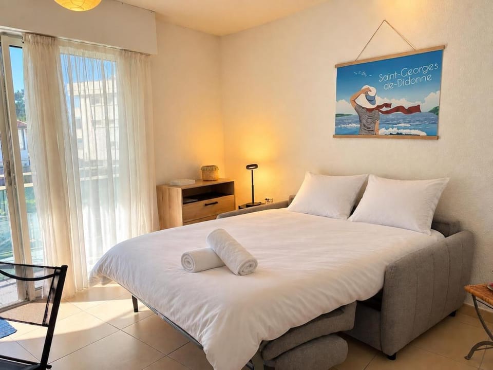 Bed, towels
