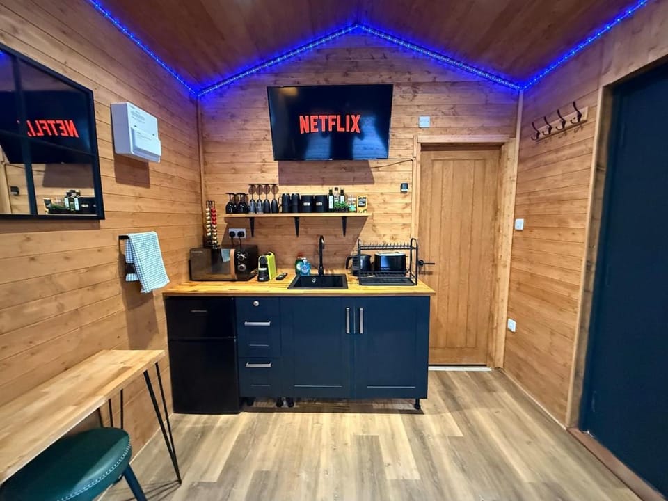 Blue Riad Holiday Cabin & Hot Tub with Parking Cabin in Wealden District