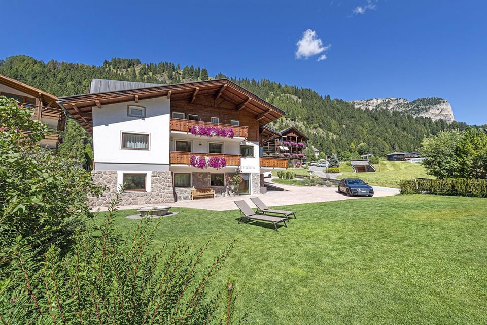 Property building, Day, Natural landscape, Garden, Garden view, Mountain view
