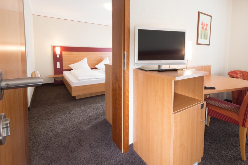 Bed, TV and multimedia, Photo of the whole room, Seating area, Evening entertainment, Bedroom, Family