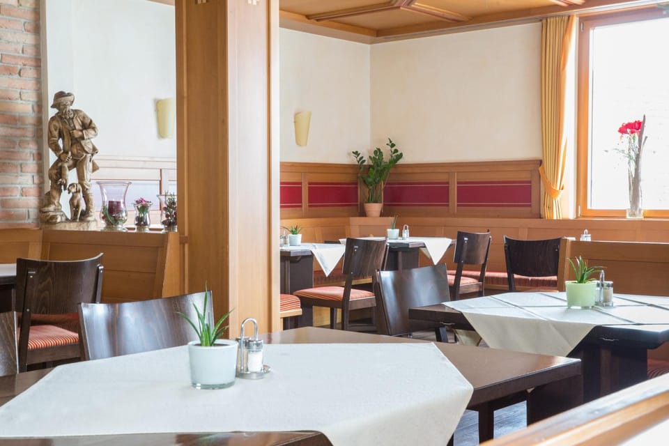 Restaurant/places to eat, Banquet/Function facilities, Seating area, Breakfast