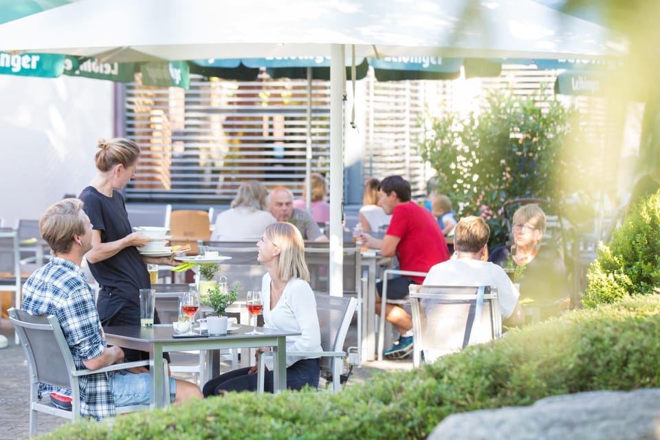 Property building, Restaurant/places to eat, Day, People, Garden, Balcony/Terrace, Food and drinks, Banquet/Function facilities, Food, Guests, Garden view, Drinks, group of guests