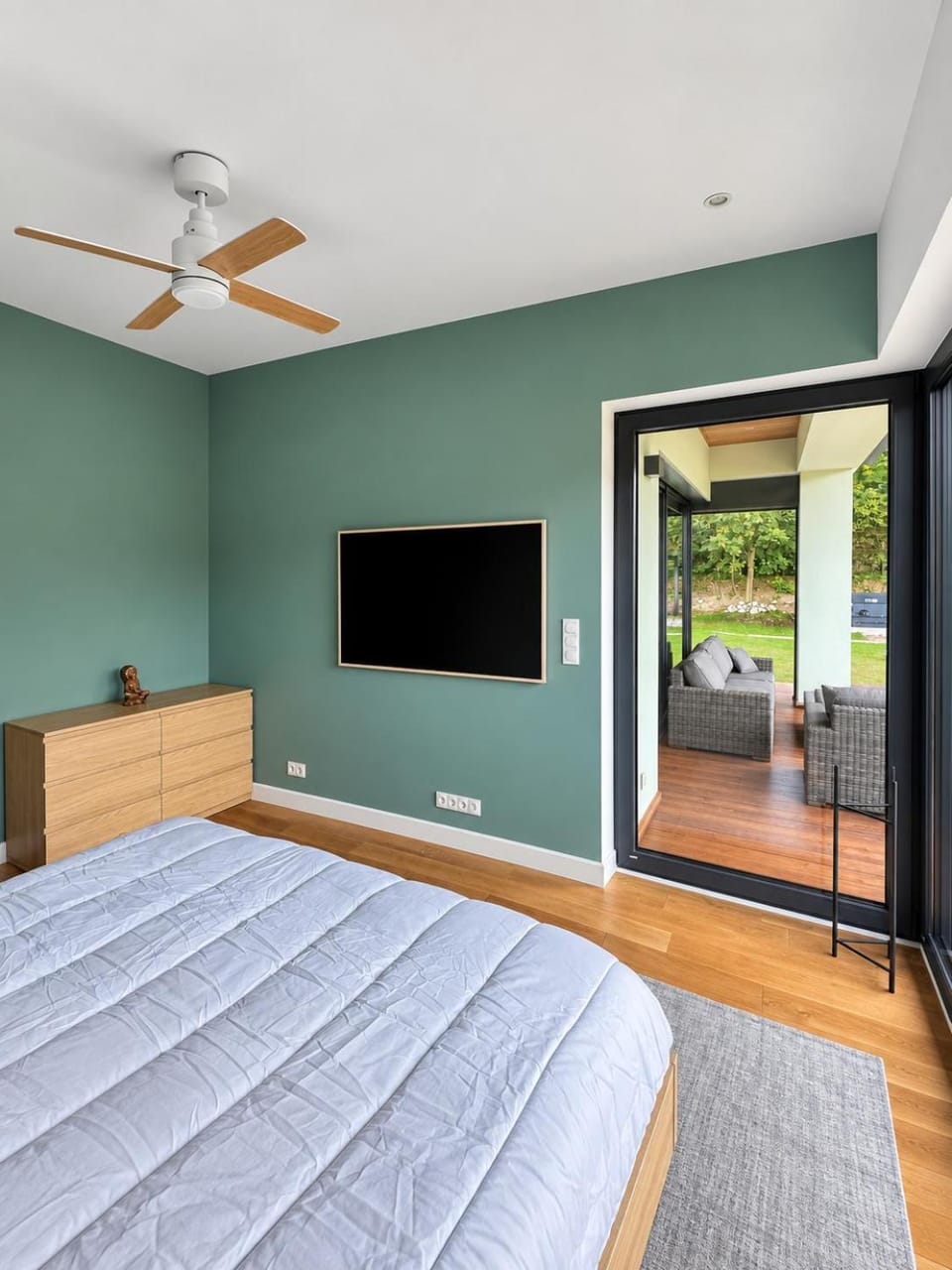 Bed, TV and multimedia, Bedroom