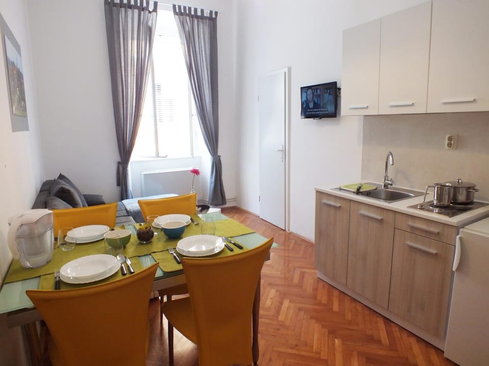 Coffee/tea facilities, Kitchen or kitchenette, Living room, Dining area