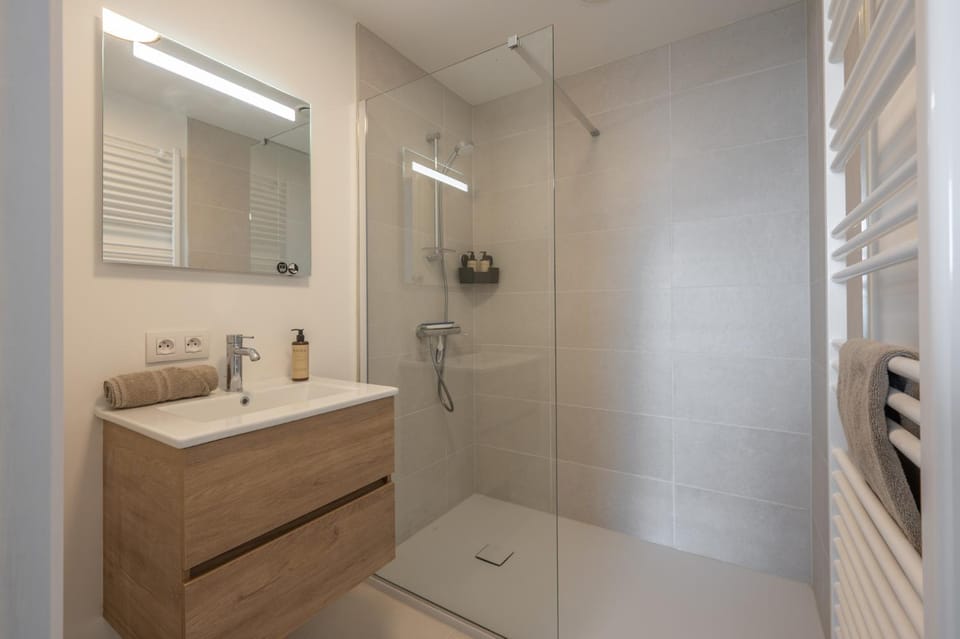 Shower, Bathroom, towels