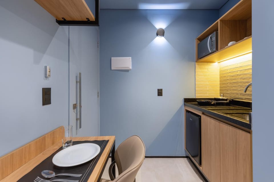 Kitchen or kitchenette, Dining area, minibar, stove