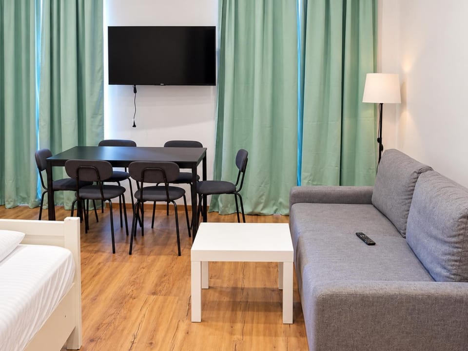 TV and multimedia, Seating area, Dining area