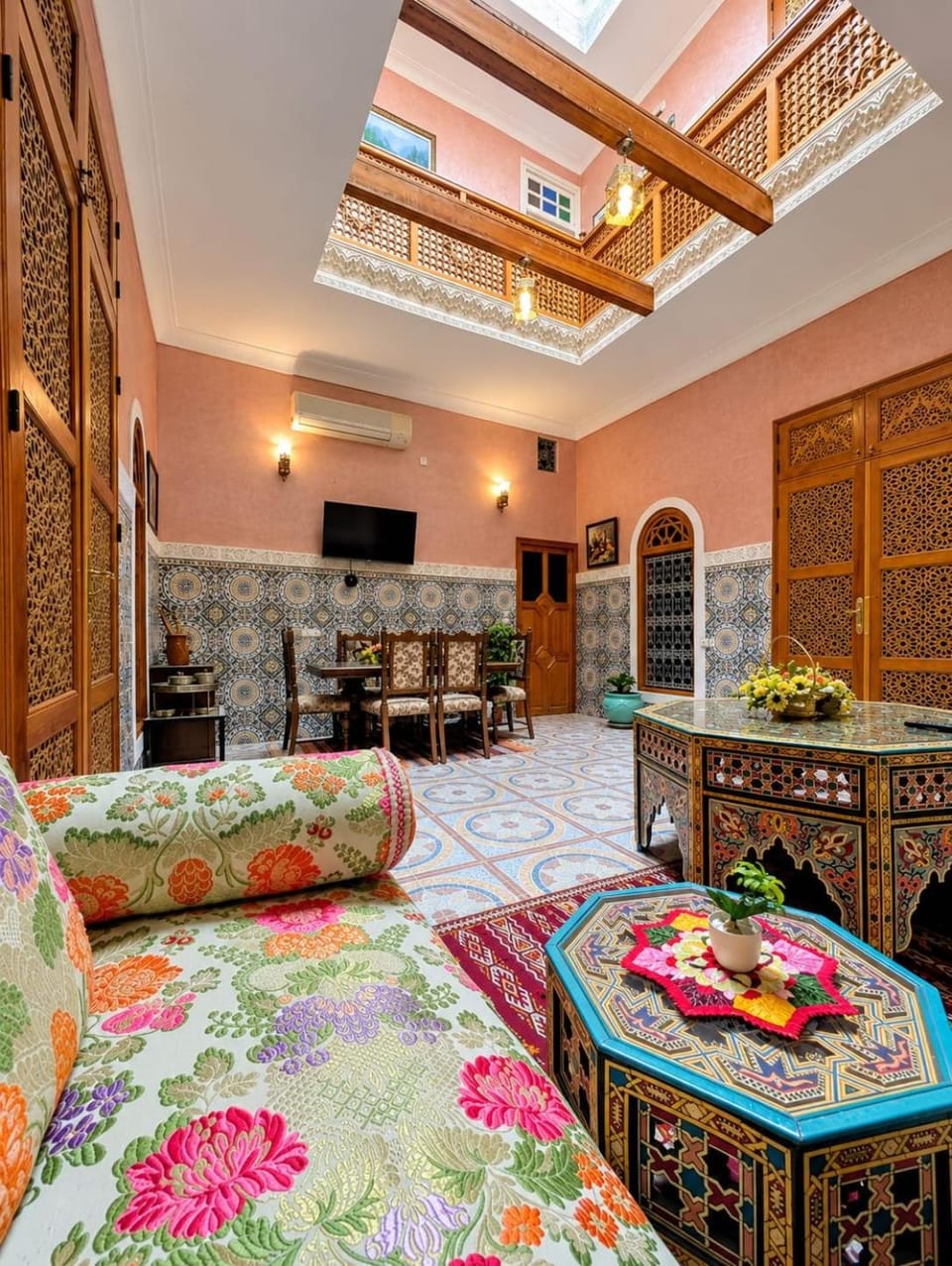 Communal lounge/ TV room, TV and multimedia, Living room, Seating area, Dining area, Evening entertainment