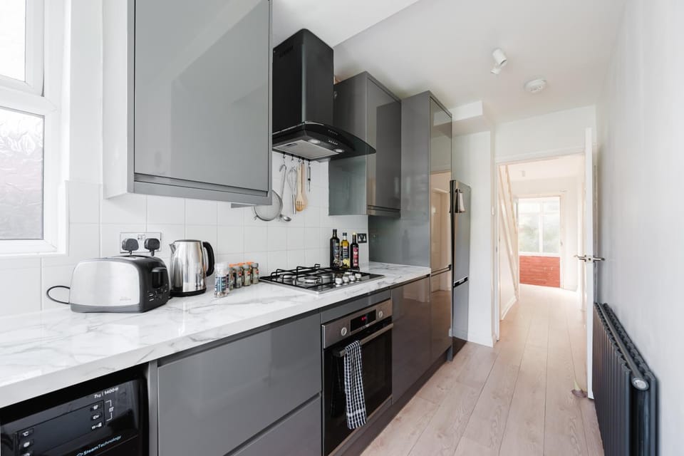Coffee/tea facilities, Kitchen or kitchenette, dishwasher, oven, stove, toaster