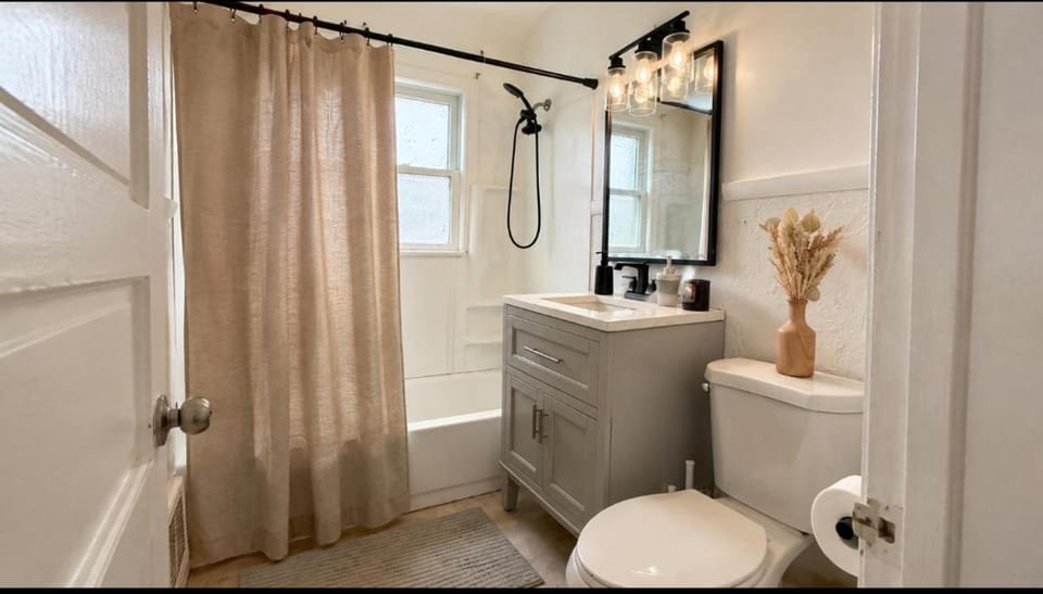 The Cleveland Cozy Retreat Private Upstairs 2BR Apartment Apartment in Shaker Heights