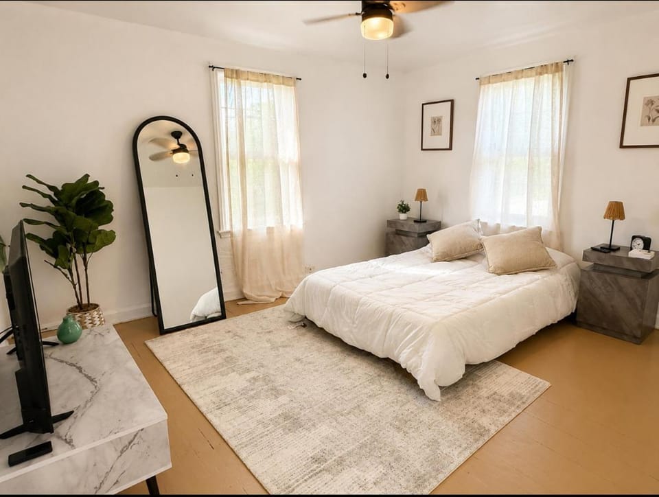 The Cleveland Cozy Retreat Private Upstairs 2BR Apartment Apartment in Shaker Heights