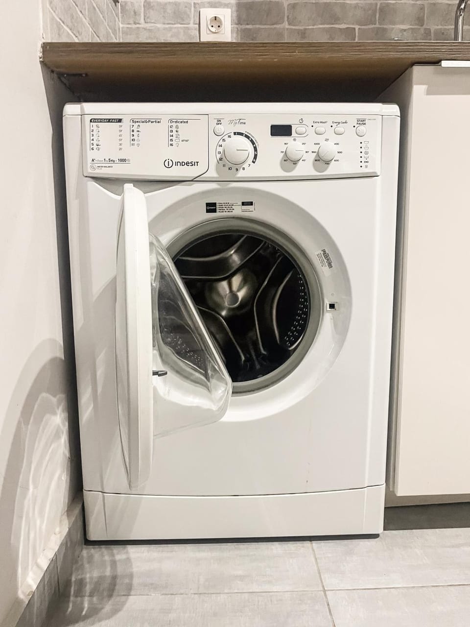 Kitchen or kitchenette, washing machine