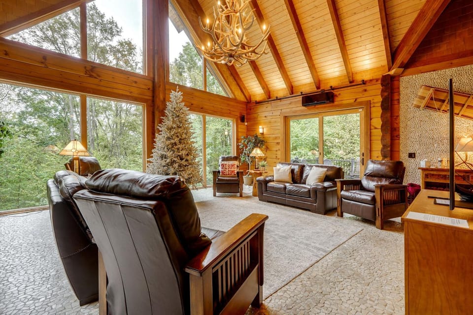 Game Room, Hot Tub! Retreat 3 Mi to Holiday Valley House in Cattaraugus