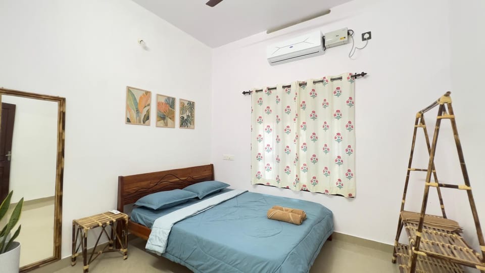 Bed, Photo of the whole room, Bedroom, air conditioner