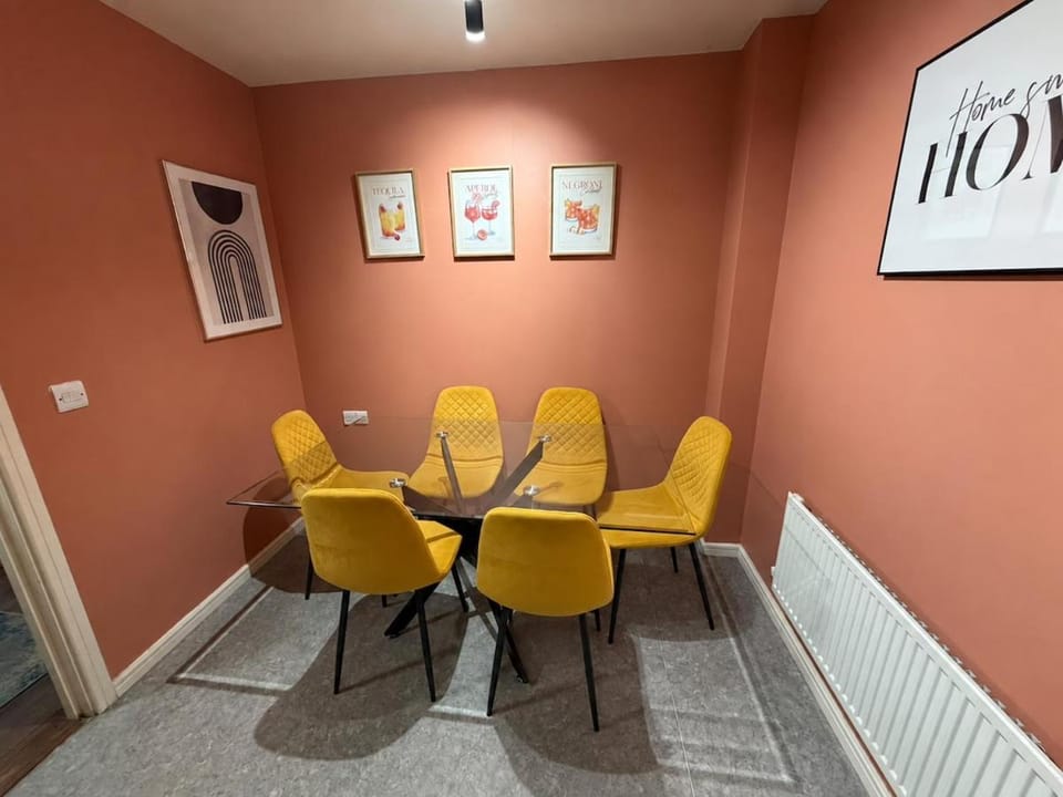 NEW 4 Bed House - 5 individual beds, 4 Doubles, 1 Single - Sleeps 9 - Salford - FREE PARKING - SMART TVs in every bedroom - 6 min to City Centre, Close to Trafford Centre, Etihad Stadium, Manchester Arena & more House in Salford
