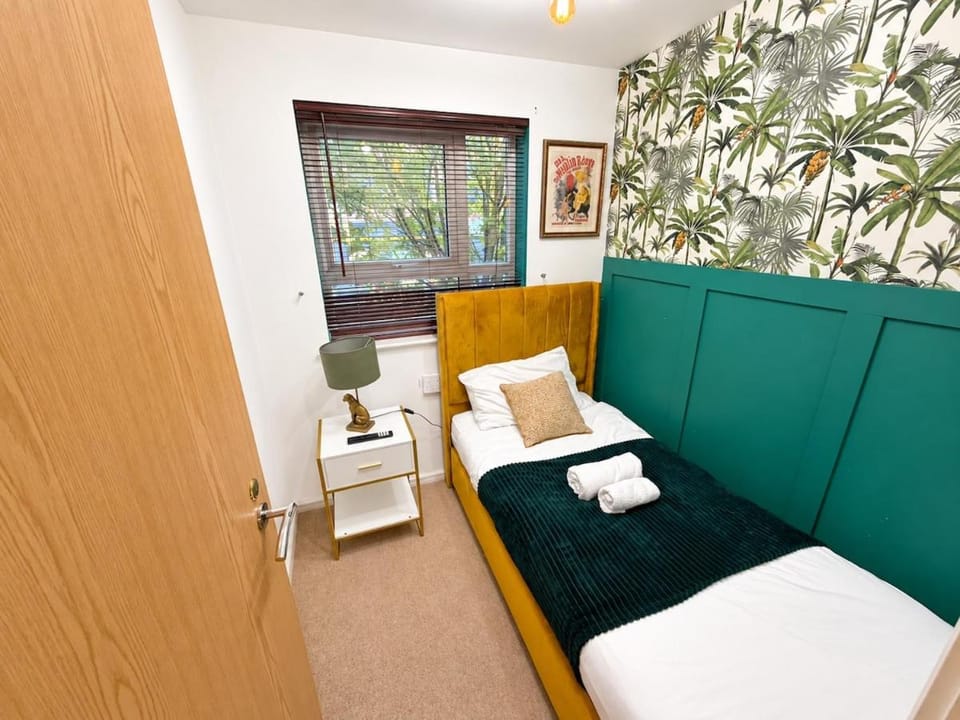 NEW 4 Bed House - 5 individual beds, 4 Doubles, 1 Single - Sleeps 9 - Salford - FREE PARKING - SMART TVs in every bedroom - 6 min to City Centre, Close to Trafford Centre, Etihad Stadium, Manchester Arena & more House in Salford