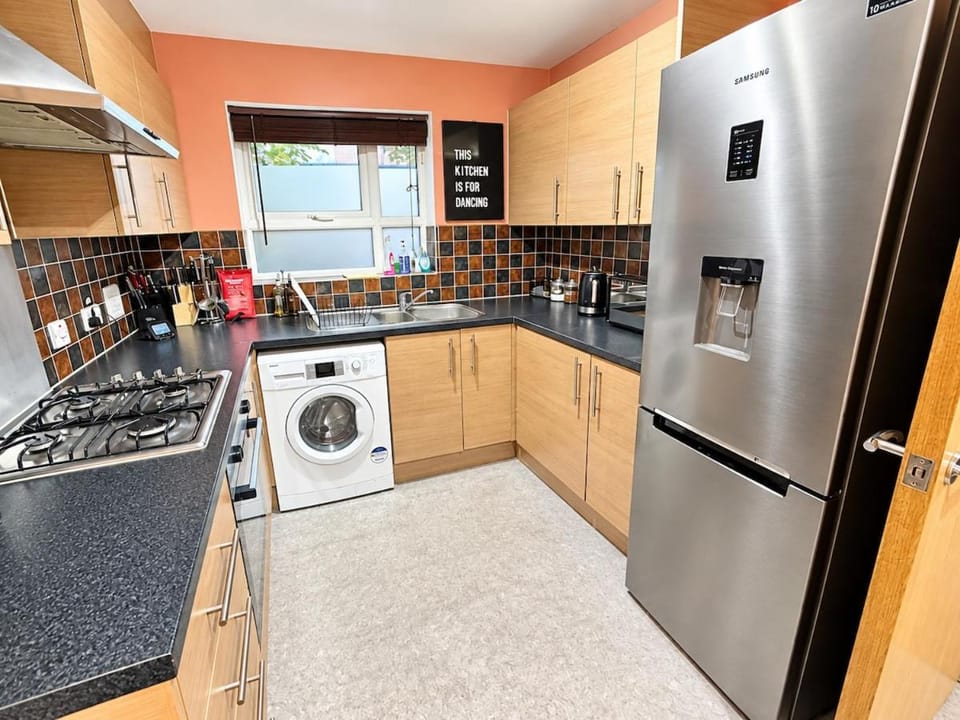 NEW 4 Bed House - 5 individual beds, 4 Doubles, 1 Single - Sleeps 9 - Salford - FREE PARKING - SMART TVs in every bedroom - 6 min to City Centre, Close to Trafford Centre, Etihad Stadium, Manchester Arena & more House in Salford