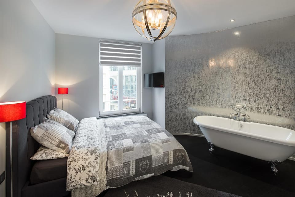 TV and multimedia, Photo of the whole room, Bedroom, City view, Street view