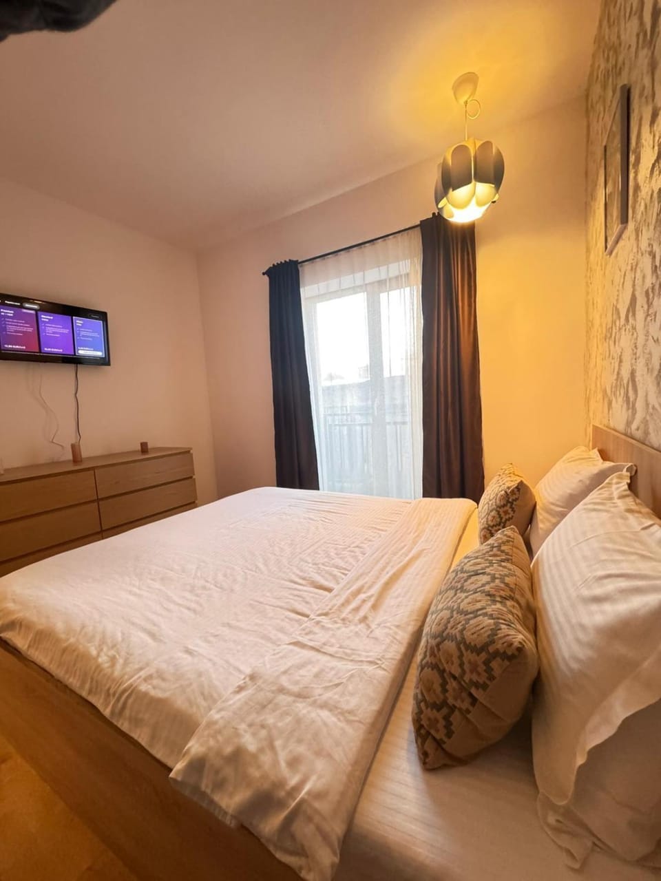 Bed, TV and multimedia, Photo of the whole room, Bedroom