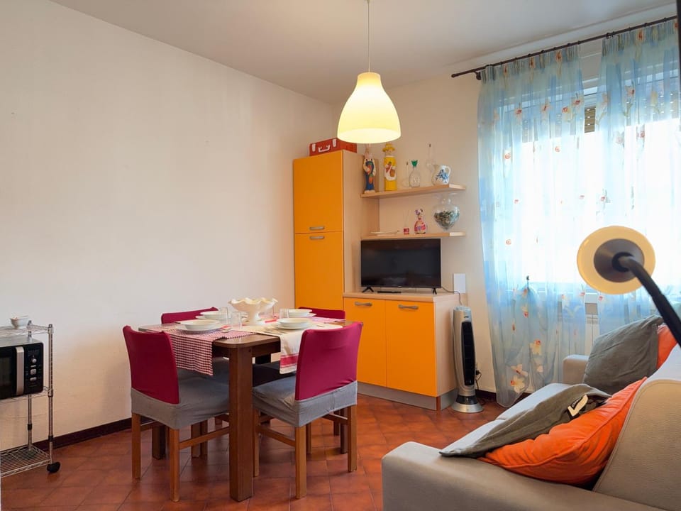 TV and multimedia, Kitchen or kitchenette, Living room, Seating area, Dining area, oven, stove