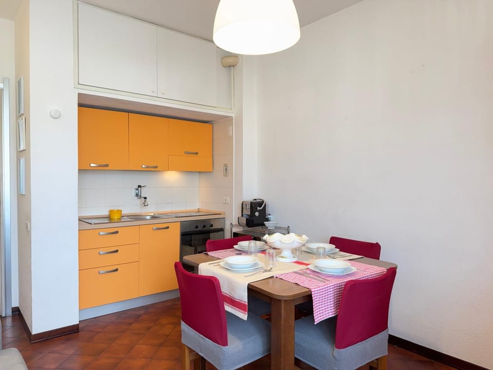 Kitchen or kitchenette, Living room, Seating area, Dining area, oven, stove