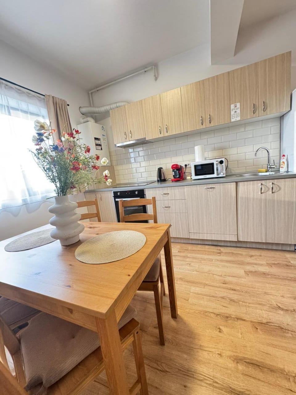 Coffee/tea facilities, Kitchen or kitchenette, Dining area, oven, stove