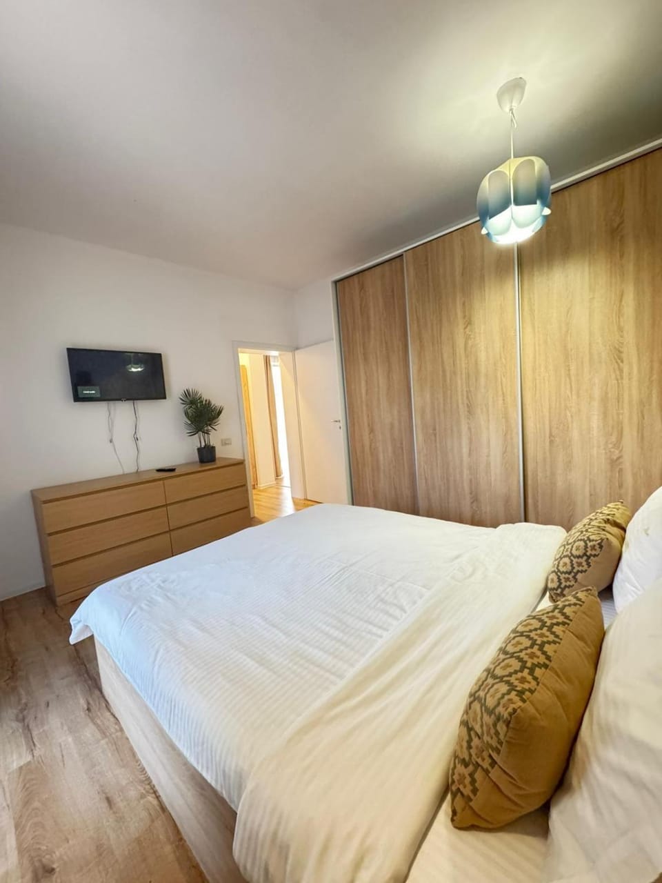 Bed, TV and multimedia, Photo of the whole room, Bedroom, wardrobe