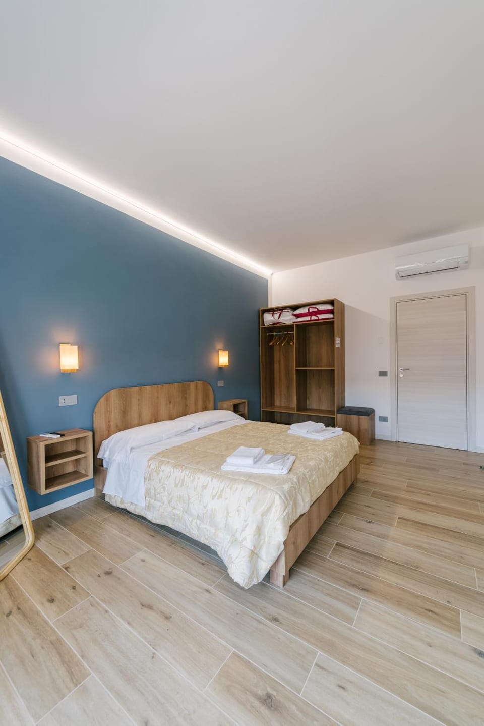 Photo of the whole room, Bedroom, wardrobe