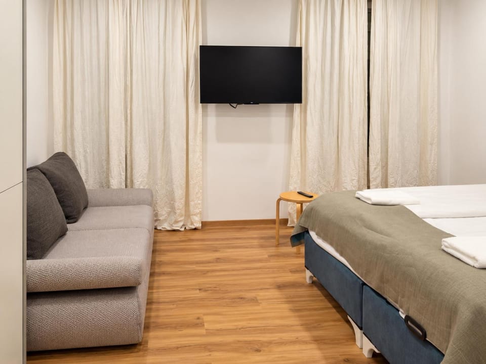 Bed, TV and multimedia, Living room, Photo of the whole room, Seating area, Bedroom