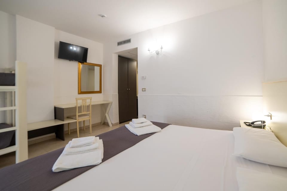 TV and multimedia, Photo of the whole room, Bedroom, towels, wardrobe, air conditioner
