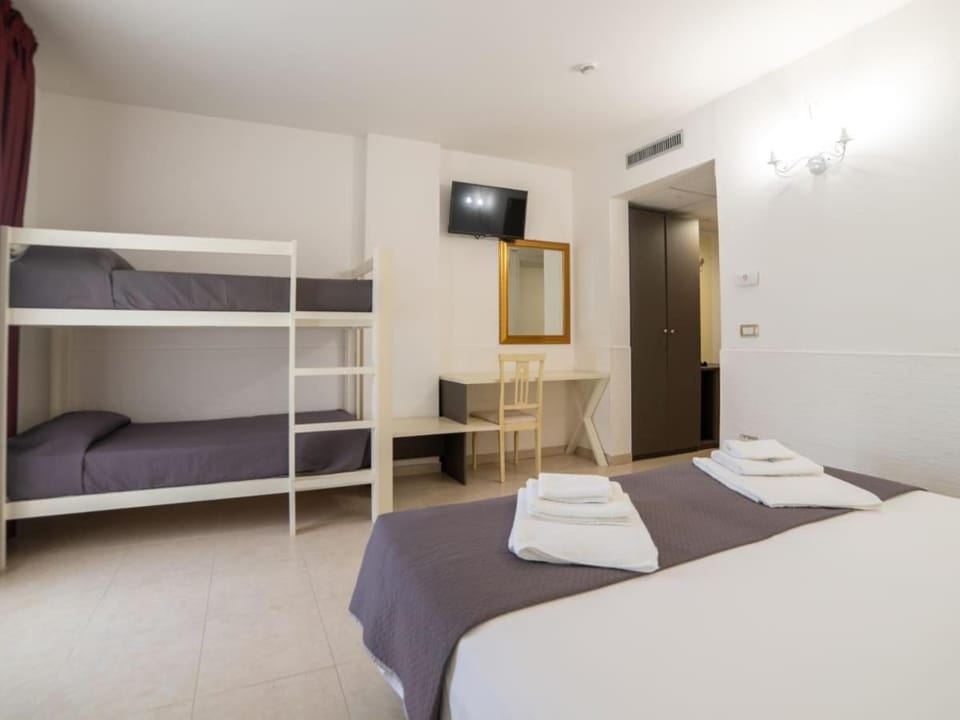 Bed, TV and multimedia, Photo of the whole room, Bedroom, bunk bed, towels, air conditioner