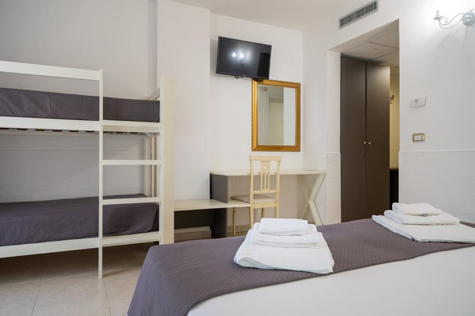 TV and multimedia, Photo of the whole room, Bedroom