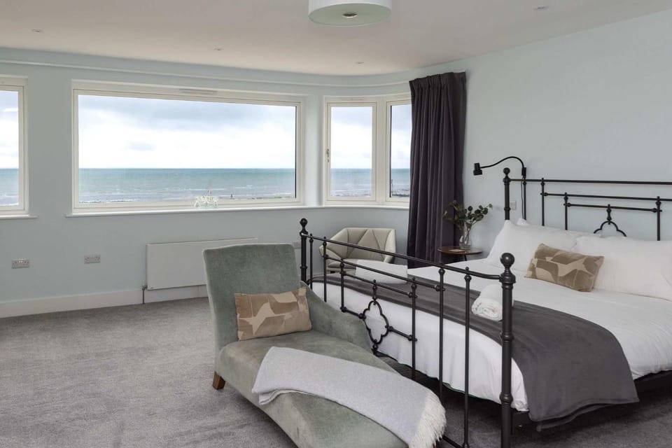 Bed, Bedroom, Sea view